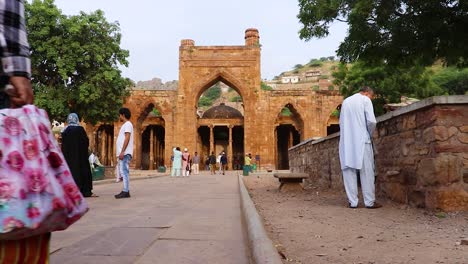 Alte-Große-Moschee-Namens-Adhai-Din-Ka-Jhonpra-Vintage-Architektur-Am-Tag-Aus-Einem-Anderen-Blickwinkel.-Das-Video-Wurde-Am-19.-August-2023-In-Adhai-Din-Ka-Jhonpra-In-Ajmer,-Rajasthan,-Indien,-Aufgenommen