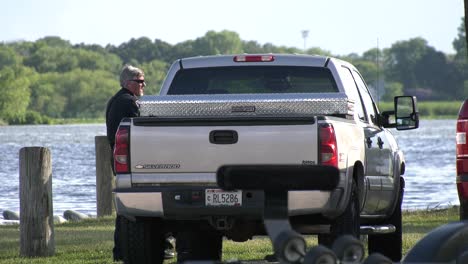 officers-investigate-crime-scene-