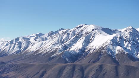 New-Zealand-alpine-landscape,-mountain-range-covered-in-snow,-winter-season
