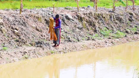 Un-Pescador-Local-En-Una-Aldea-Rural-Pescando-Con-Red-Durante-Un-Día-Soleado-En-Bangladesh