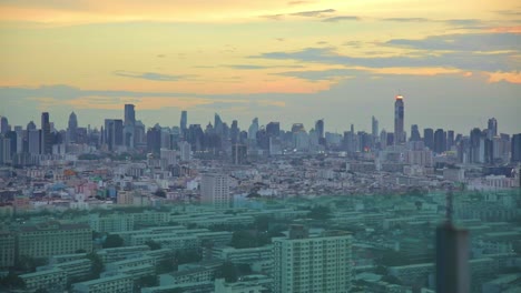 Blick-Auf-Die-Skyline-Von-Bangkok-Von-Einem-Dach-Mit-Blick-Auf-Wolkenkratzer-In-Thailand