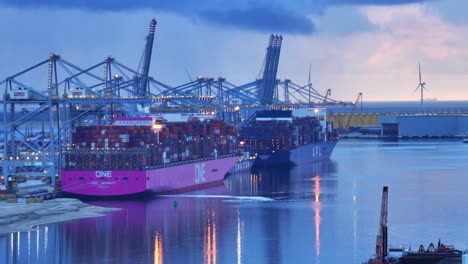Drohnen-Trucking-Aufnahme-Des-RWG-Terminals,-Das-Containerschiffe-Im-Hafen-Von-Rotterdam-Abfertigt