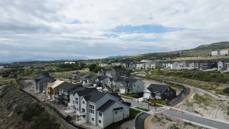 New-housing-development-in-Bluffdale,-Utah---rising-aerial-reveal