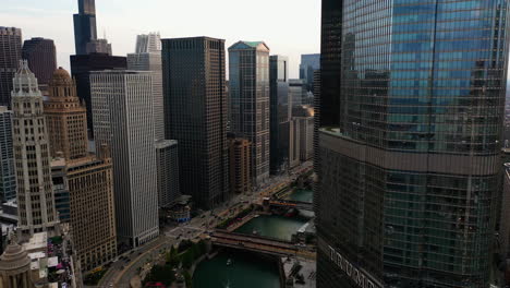 Vista-Aérea-Con-Vistas-Al-Río,-En-Medio-De-Los-Rascacielos-Del-Centro-De-Chicago,-Estados-Unidos