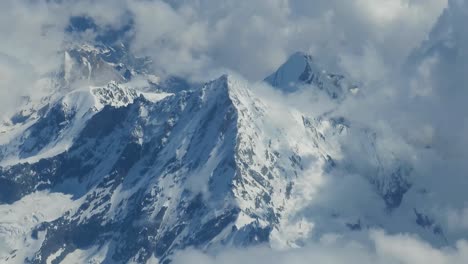 Majestuosos-Picos-Montañosos-Suizos,-Elevándose-Por-Encima-De-Las-Nubes