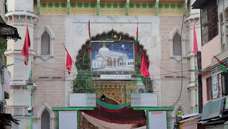 Altes-Sufi-Grab-Des-Sufi-Heiligen-Khawaja-Moinuddin-Chishti-Dargah-Mit-Besuchern-Am-Tag.-Das-Video-Wurde-Am-19.-August-2023-In-Khwaja-Gharib-Nawaz-Dargah-Sharif-In-Ajmer,-Rajasthan,-Indien,-Aufgenommen
