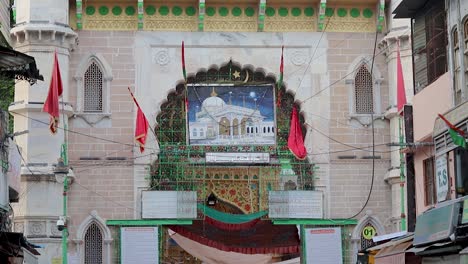 Antigua-Tumba-Sufí-Del-Santo-Sufí-Khawaja-Moinuddin-Chishti-Dargah-Con-Personas-Que-Visitan-Durante-El-Día.-El-Video-Se-Toma-En-Khwaja-Gharib-Nawaz-Dargah-Sharif-En-Ajmer-Rajasthan-India-El-19-De-Agosto-De-2023.