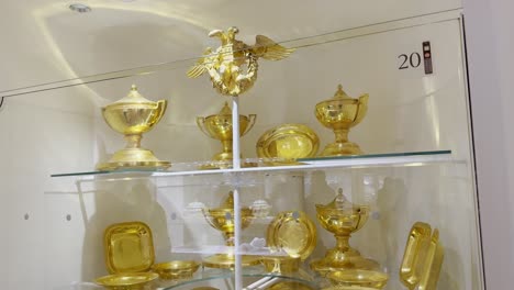 Dünnes-Goldenes-Geschirr-In-Der-Gläsernen-Vitrine-Im-Sisi-Museum,-Kaiserpalast-In-Wien,-Österreich