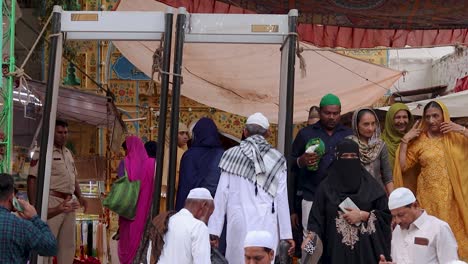 Menschen-Besuchen-Das-Alte-Sufi-Grab-Des-Sufi-Heiligen-Khawaja-Moinuddin-Chishti-Dargah-Am-Tag.-Das-Video-Wurde-Am-19.-August-2023-In-Khwaja-Gharib-Nawaz-Dargah-Sharif-In-Ajmer,-Rajasthan,-Indien,-Aufgenommen