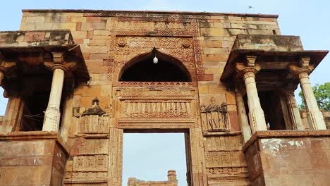 Antigua-Gran-Mezquita-Llamada-Adhai-Din-Ka-Jhonpra-Arquitectura-Vintage-Con-Devotos-Visitando-Durante-El-Día-El-Video-Se-Toma-En-Adhai-Din-Ka-Jhonpra-En-Ajmer-Rajasthan-India-El-19-De-Agosto-De-2023