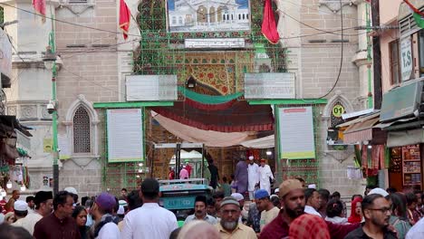 Altes-Sufi-Grab-Des-Sufi-Heiligen-Khawaja-Moinuddin-Chishti-Dargah-Mit-Besuchern-Am-Tag.-Das-Video-Wurde-Am-19.-August-2023-In-Khwaja-Gharib-Nawaz-Dargah-Sharif-In-Ajmer,-Rajasthan,-Indien,-Aufgenommen