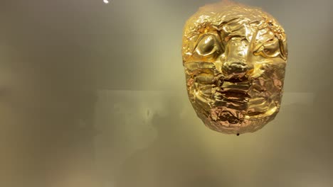 Goldartefakte-Und-Schätze-Der-Indigenen-Kultur,-Ausgestellt-In-Einer-Museumsvitrine