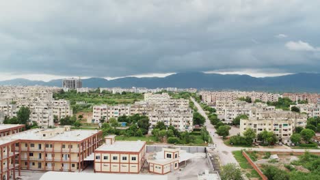 Una-Vista-De-Edificios-De-Hormigón-En-El-Fondo-De-Los-Tribunales-Recién-Construidos-En-G11-Islamabad,-Capital-De-Pakistán.