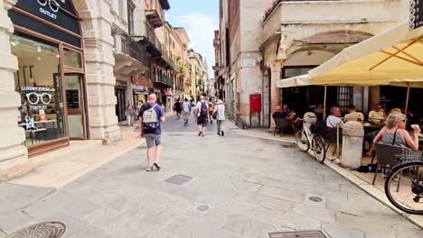 Escena-Callejera-En-El-Centro-De-La-Ciudad-De-Verona,-Italia.