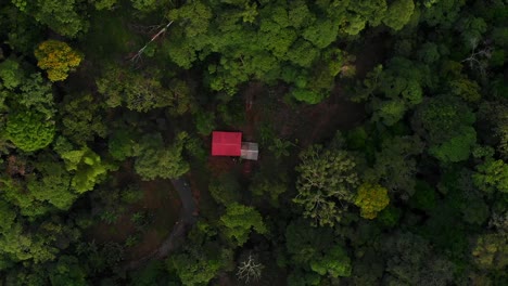 Campamento-En-Medio-De-La-Amazonia-Ecuatoriana,-Vista-Aérea-De-Drones