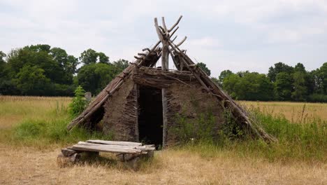 Cabaña-De-La-Edad-De-Piedra-Hecha-De-Arcilla-Y-Paja.