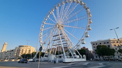 La-Noria-Cielo-Azul-Rueda-En-Bari-Puglia-Italia