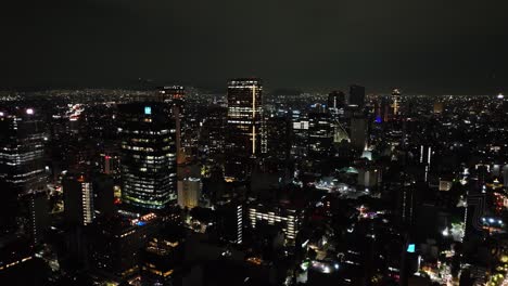 Luftaufnahme-Des-Beleuchteten-Cibeles-Plaza-Komplexes,-Nachts-In-Mexiko-Stadt