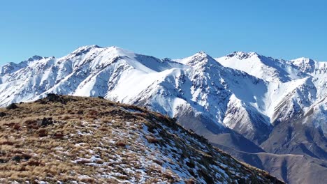 Impresionante-Visión-General-Del-Paisaje-Montañoso,-La-Cumbre-Y-La-Vista-Cubierta-Por-Nieve-Fresca.