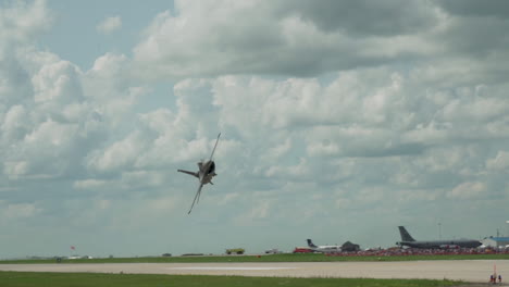 Un-Avión-De-Combate-F-16-Viper-Hace-Un-Paso-Bajo-Inmediatamente-Después-Del-Despegue-Durante-Un-Espectáculo-Aéreo