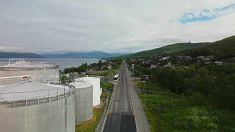 Tanques-De-Almacenamiento-Industrial-De-Petróleo-Y-Gas-A-Lo-Largo-De-La-Carretera-Asfaltada-En-Tromso,-Noruega
