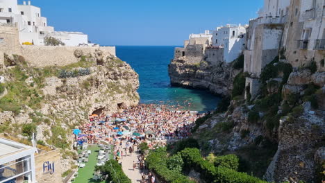 Vista-Panorámica-De-La-Concurrida-Playa-De-Polignano-A-Mare-En-Puglia,-Italia.