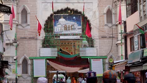 Antigua-Tumba-Sufí-Del-Santo-Sufí-Khawaja-Moinuddin-Chishti-Dargah-Con-Personas-Que-Visitan-Durante-El-Día.-El-Video-Se-Toma-En-Khwaja-Gharib-Nawaz-Dargah-Sharif-En-Ajmer-Rajasthan-India-El-19-De-Agosto-De-2023.