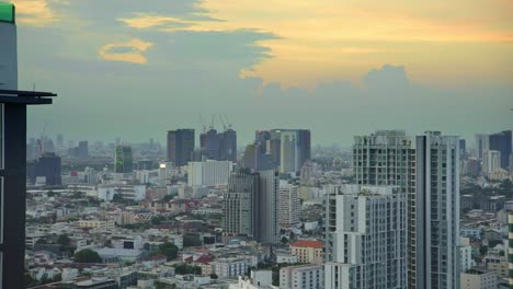 Städtische-Stadtgebäude-In-Der-Hauptstadt-Bangkok-Während-Des-Abendlichen-Orangefarbenen-Himmels