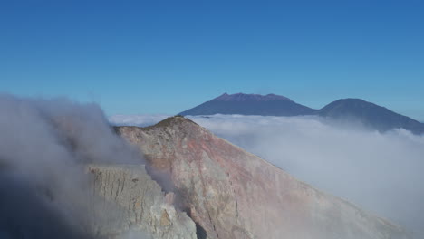 Wolkenklippe-Ergießt-Sich-In-Den-Vulkanschöpfer-Am-Mount-Ijen,-Ost-Java,-Indonesien