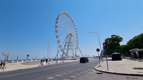 Blue-Sky-Wheel-Und-Largo-Luigi-Giannella-Street-In-Bari,-Apulien,-Italien