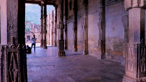 El-Video-De-La-Antigua-Gran-Mezquita-Llamada-Adhai-Din-Ka-Jhonpra,-Arquitectura-De-Pilares-Vintage-Desde-Un-ángulo-único,-Fue-Tomado-En-Adhai-Din-Ka-Jhonpra-En-Ajmer-Rajasthan,-India,-El-19-De-Agosto-De-2023.