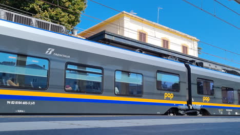 Tren-De-Alta-Velocidad-Que-Llega-A-La-Estación-De-Tren-De-Polignano-A-Mare-En-Puglia,-Italia