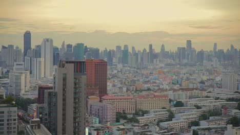 Vistas-Panorámicas-De-La-Capital-De-Bangkok-Durante-Un-Cielo-Iluminado-De-Color-Naranja,-Tailandia
