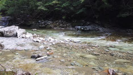 Río-Rocoso-De-Montaña-Arroyo-Zen-En-Hyogo-Japón,-Flujo-De-Agua-Poco-Profundo-Y-Sereno
