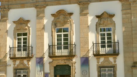 Fenster-Vom-Rechten-Flügel-Der-Kirche-San-Marcos-In-Braga,-Portugal