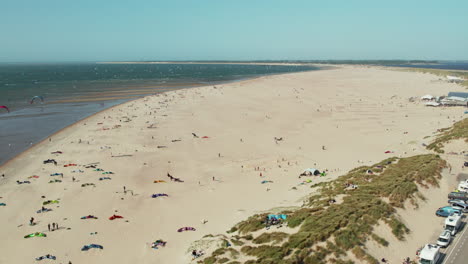 Turistas-En-La-Playa-De-Brouwersdam,-Un-Popular-Lugar-De-Kitesurf-En-Ouddorp,-Países-Bajos