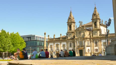 Menschen-Am-Long-Charles-Amarante-Square-Mit-Der-St.-Markus-Kirche-In-Braga,-Portugal