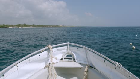 Proa-De-Un-Barco-Navegando-Por-El-Océano-Índico-En-Kenia,-África-Oriental