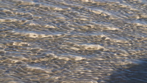 Meerwasser-Plätschert-über-Den-Sand-Am-Strand