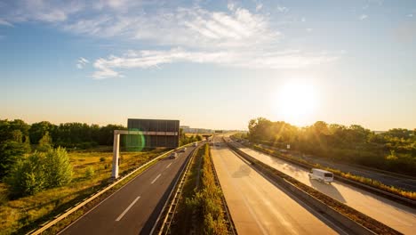 Zeitraffer-Auf-Einer-Deutschen-Autobahnbrücke-Im-Sommersonnenlicht-Mit-Vielen-Vorbeifahrenden-Autos