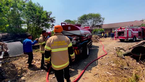 Bomberos-Que-Trabajan-En-Java,-Indonesia