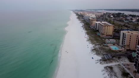 Destin,-Florida,-Vista-Aérea-Matutina-De-Los-Hoteles-Y-Complejos-Turísticos-De-Playa-Y-Frente-Al-Mar-En-La-Playa-De-Destin,-Florida,-En-La-Costa-Del-Golfo-De-México