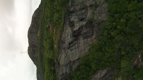 Vertikaler-Blick-Auf-Steile-Klippen-Am-Felsigen-Ufer-In-Der-Nähe-Von-Fister,-Norwegen