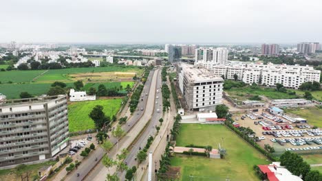 Vista-Aérea-De-La-Carretera-De-Circunvalación-De-150-Pies-De-La-Ciudad-De-Rajkot,-Se-Ven-Miles-De-Vehículos-De-Cuatro-Ruedas-Estacionados-En-El-Estacionamiento