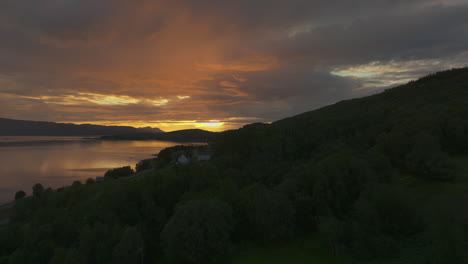 Flug-über-Waldberge-Bei-Sonnenuntergang-über-Dem-Fjord-Im-Norden-Norwegens