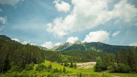 Timelapse-Sobre-Los-Alpes-En-Tirol-Del-Sur-Con-Nubes-Pasajeras-Y-Sombras-En-La-Colina.
