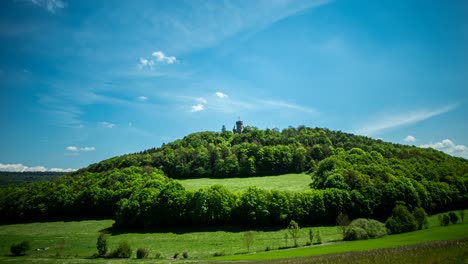 Zeitraffer-Am-Meininger-Schloss-Landsberg-Im-Thüringer-Wald-Mit-Blauem-Himmel-Und-Vorbeiziehenden-Wolken