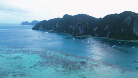 Tropical-Island-Of-Ko-Phi-Phi-In-Thailand-With-Boats-And-Limestone-Cliffs
