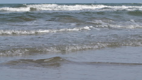 Ocean-waves-on-the-beach,-slow-motion