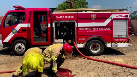 Los-Bomberos-Enrollan-Los-Tubos-De-Agua-Después-De-Extinguir-Un-Incendio.